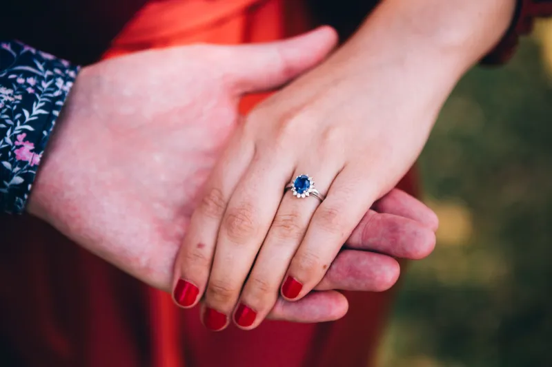 La bague de fiançailles réinventée : quand l'audace devient la plus belle déclaration d'amour