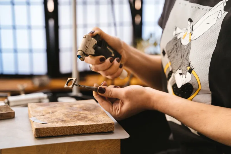 Une pièce, mille visages : l'essor des bijoux transformables dans la joaillerie française