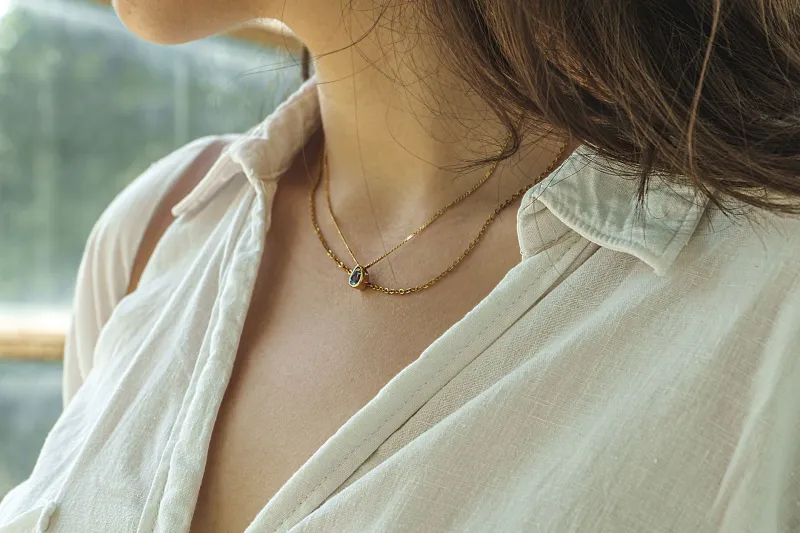 L'éloquence du presque rien : quand les bijoux imperceptibles disent tout de vous