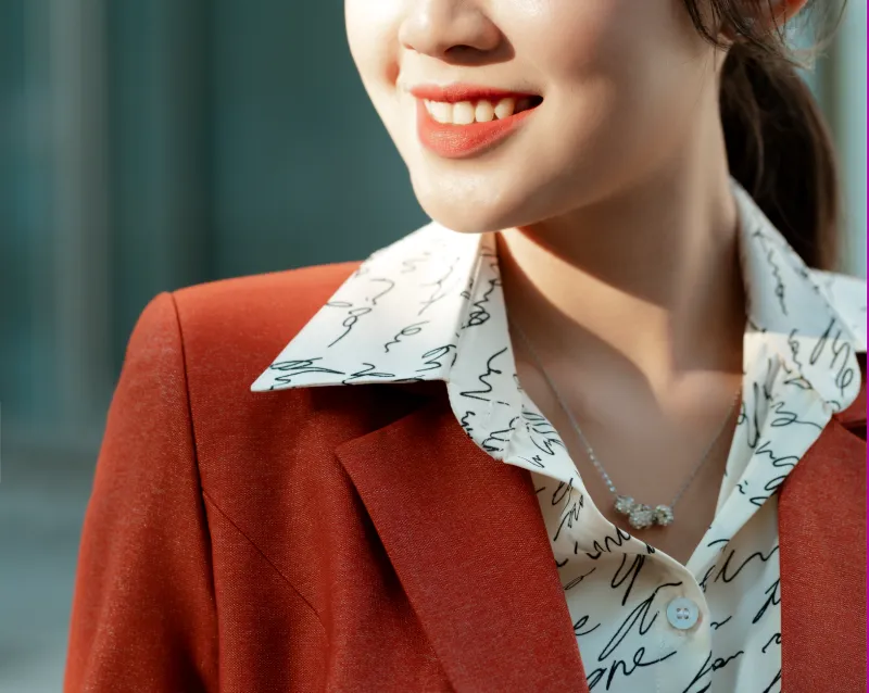 La renaissance de la broche : quand un accessoire centenaire s'impose comme symbole de style